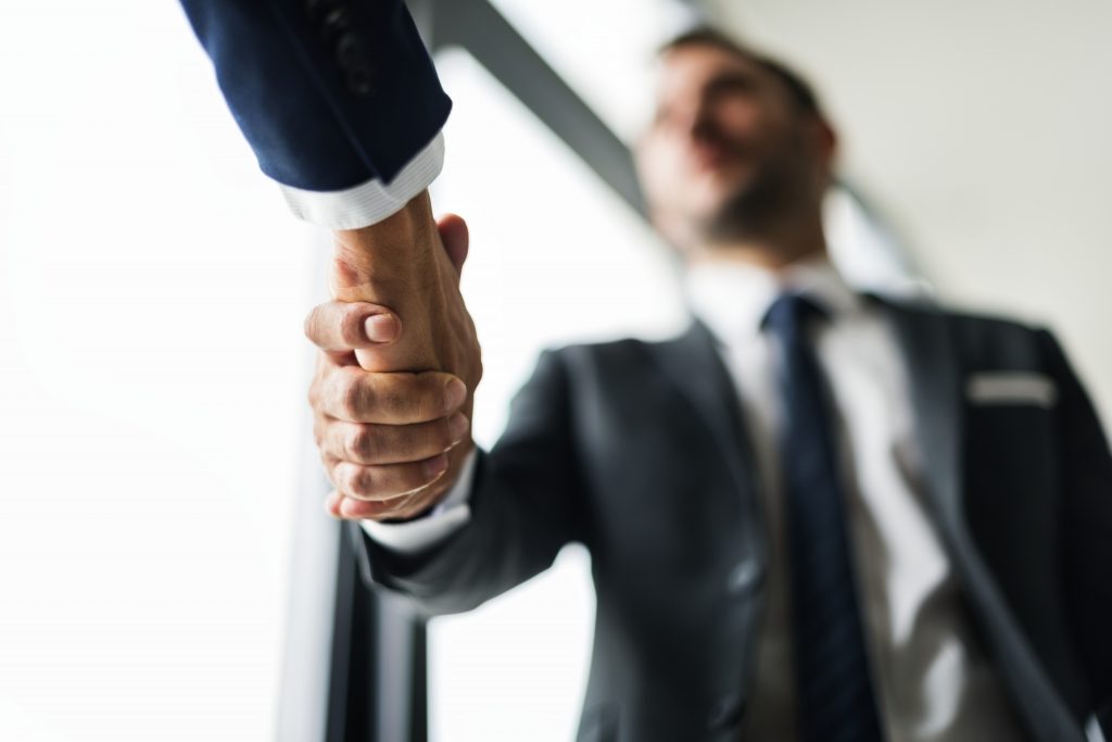 Empresarios estrechándose la mano