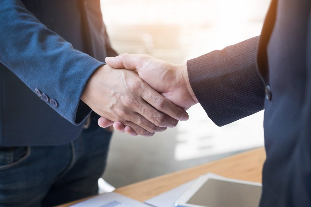 Empresarios estrechándose la mano