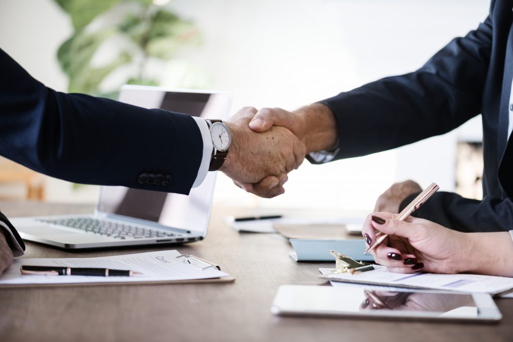 Empresarios estrechándose la mano